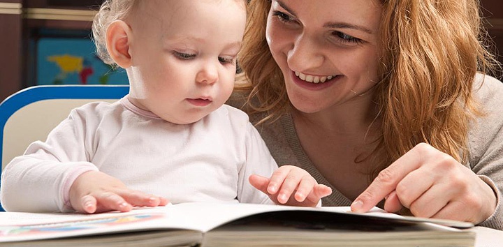 ребенок с мамой смотрят книгу