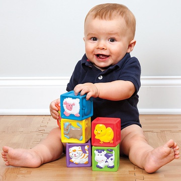 ребенок складывает кубики в год