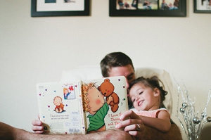 папа с дочкой читают книгу