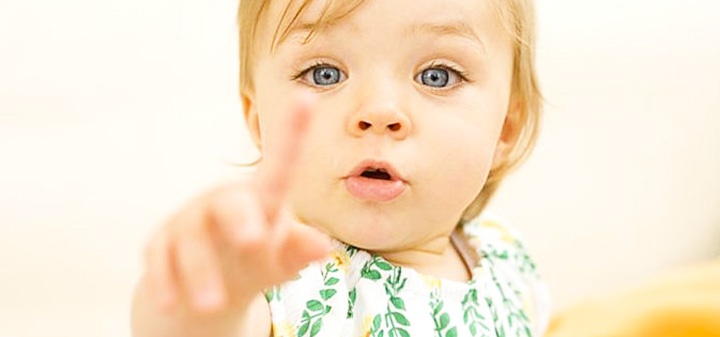 ребенок 11 месяцев показывает пальцем