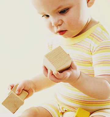 ребенок 11 месяцев — играет в кубики