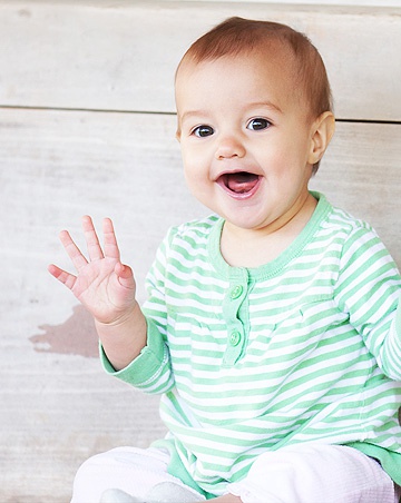 ребенок 9 месяцев — машет рукой