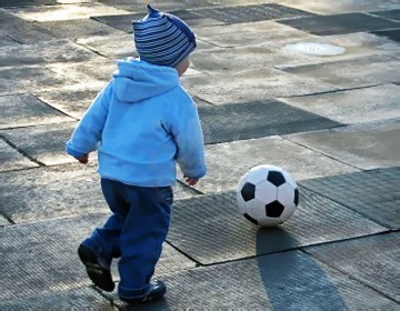ребенок 2 года с мячом