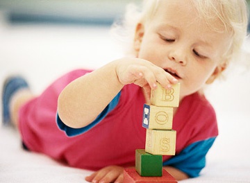 ребенок в 2 года играет с кубиками